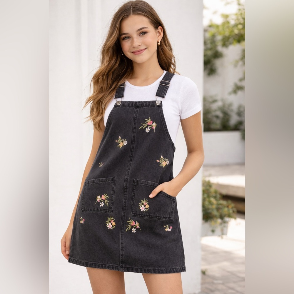 Denim&Co Black Denim Dress/Romper/Pinafore w Floral Embroidery.Girls 10-11 yr(M)